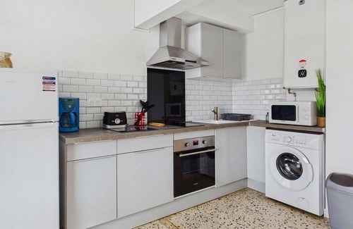 Marseillan Plage Apartment | Air-Conditioned 3-Room Flat with Terrace, Parking, and Baby Equipment on Avenue de la Méditerranée