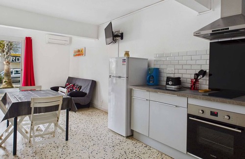 Marseillan Plage Apartment | Air-Conditioned 3-Room Flat with Terrace, Parking, and Baby Equipment on Avenue de la Méditerranée