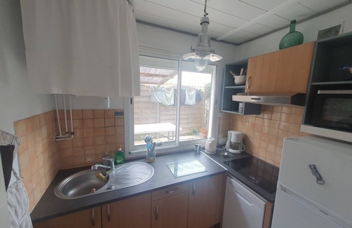 Gruissan Plage Apartment | Air-conditioned apartment on the first floor of a chalet, 200m from the beach