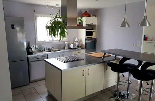 Izon House | Air-conditioned family home with secure swimming pool near Bordeaux and St-Emilion