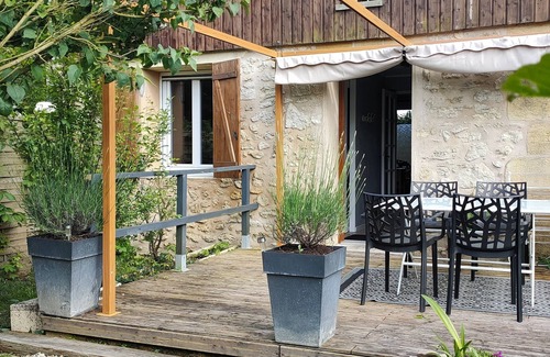 Vignonet House | Air-conditioned gîte for 2 to 4 people, -5 min from St Emilion. Enclosed/private parking
