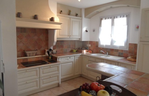 Le Luc House | Air-conditioned Provencal villa with heated pool, spa and master suite.