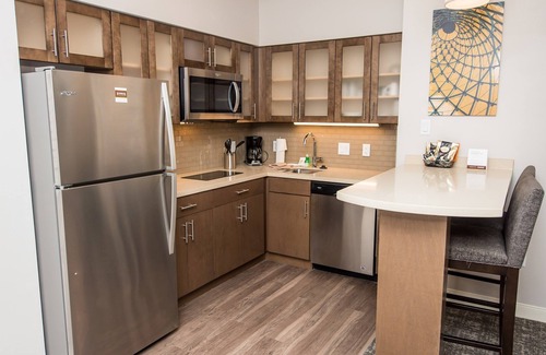Humble Condo | Air-Conditioned Suite with Pool + Gym Access | Complimentary Breakfast!