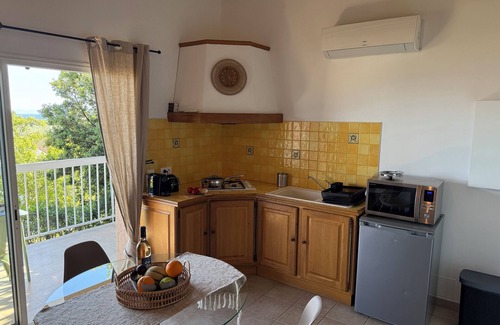 L'Ile-Rousse Apartment | air-conditioned T1 apartment for 2 people, terrace with sea view, garden & parking