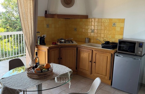 L'Ile-Rousse Apartment | air-conditioned T1 apartment for 2 people, terrace with sea view, garden & parking