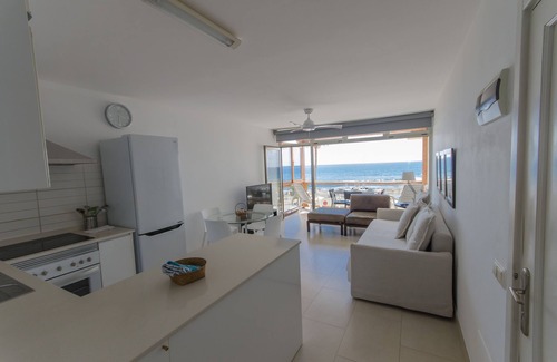 San Agustin Apartment | Air-conditioned two bedroom Beachfront apartment