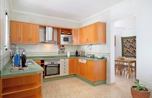 Costa Teguise Villa | Air-Conditioned Villa with Luxurious Pool Area & Terrace Close to Golf Course