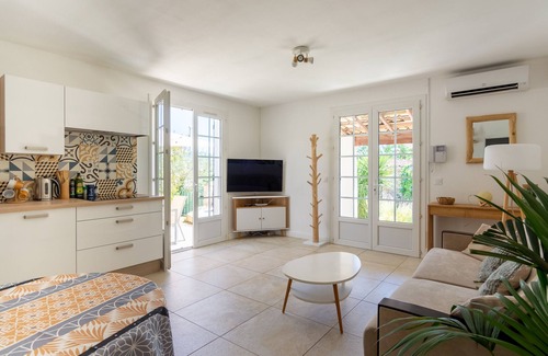 Bouc-Bel-Air Villa | Air-conditioned villa with garden private pool
