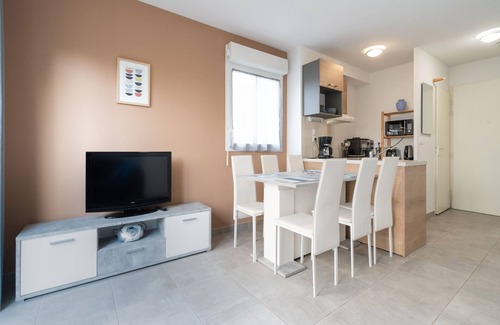 Serignan Villa | Air-conditioned villa for 6 with garden