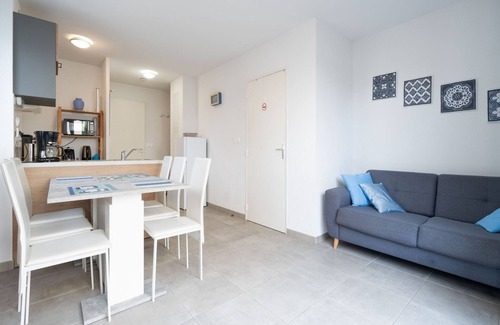 Serignan Villa | Air-conditioned villa for 6 with garden