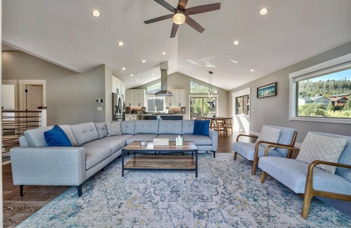 Mountain View Estates Cabin | Air Conditioning, Hot Tub, Game Room, Luxury and Equipped Kitchen, Newer and Higher-end