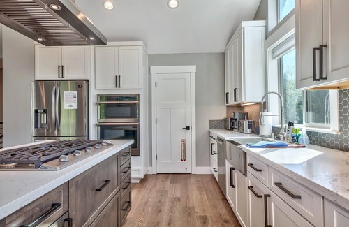 Mountain View Estates Cabin | Air Conditioning, Hot Tub, Game Room, Luxury and Equipped Kitchen, Newer and Higher-end
