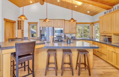 Three Rivers House | Air conditioning, on the Deschutes River, Kids friendly, quiet neighborhood