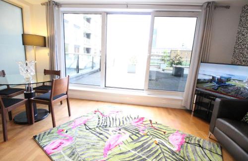 Parsons Green and Walham Apartment | Aircon 2bed Flat in Chelsea outdoor Terrace