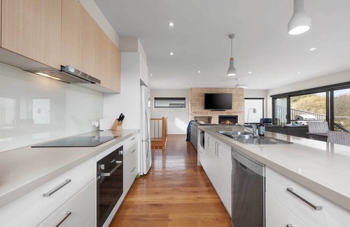 Aireys Inlet House | Aireys Nest - Modern Home in Excellent Location