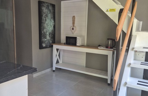 Hilton Cottage | Airlakehouse- tranquil and private cottage in a cul de sac
