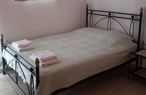 Agia Paraskevi House | Airport-Athens house 20' both directions by car. Family-sized & pets friendly!