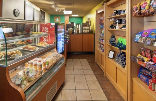 Southcenter House | Airport convenience near downtown Seattle