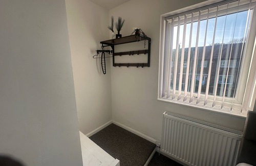 Broadheath House | Airport House - Long Stays, Near Hospital!