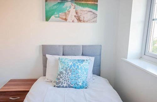 Broadheath Apartment | Airport Lounge - 3 Bed - 6 Persons