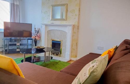 Broadheath Apartment | Airport Lounge - 3 Bed - 6 Persons