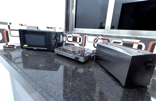 Andheri East Apartment | Airport Proximity & Compact 1BHK for Health Stays