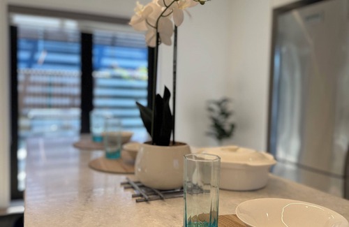 Burnside House | Airport Retreat: 4BR 8 Guestsn