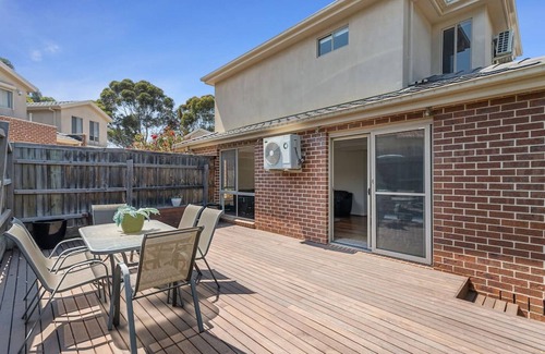 Airport West House | Airport West Stunner by Ready Set Stay- Close to Melb Airport & Pet Friendly