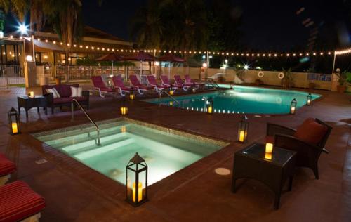Lake Balboa Hotel | Airtel Plaza Hotel