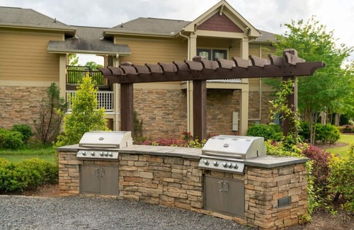 Executive Park Apartment | Airy 2 King Bed Suite—Mins to Uptown Charlotte!