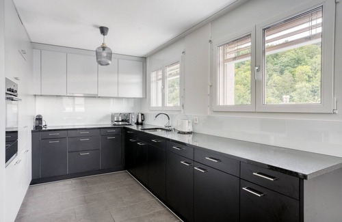 Center Apartment | Airy Leimbach 4.5 Room w/Storage & W/D, 5 min to Market, by Blueground