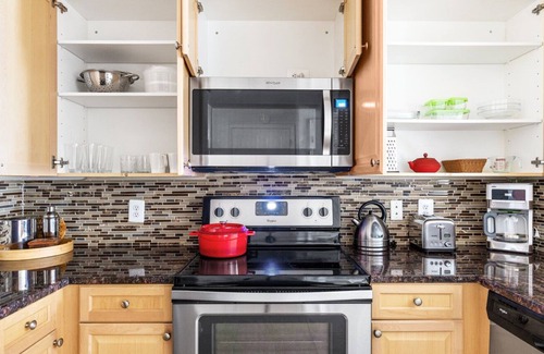 Logan Circle Apartment | Airy Logan Circle 2BR w. Gym, W/D, near 14th St Shops, by Blueground