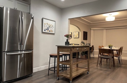 Shasta-Hanchett Park Cottage | Airy Modern 2BR/2BA - Parking + Laundry + Sleep 6