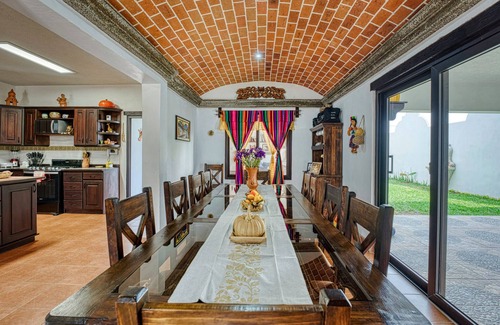 San Miguel Duenas Villa | Airy & Spacious 6/3 for Families near Antigua Gated Community w/big green areas
