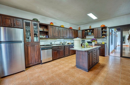 San Miguel Duenas Villa | Airy & Spacious 6/3 for Families near Antigua Gated Community w/big green areas