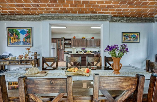 San Miguel Duenas Villa | Airy & Spacious 6/3 for Families near Antigua Gated Community w/big green areas