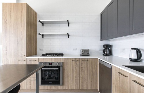 West Loop Apartment | Airy West Loop Studio w/Gym, Pool, Coworking, walk to UIC, by Blueground
