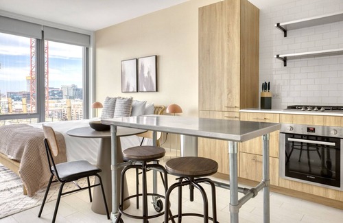 West Loop Apartment | Airy West Loop Studio w/Gym & Coworking, nr UIC, by Blueground