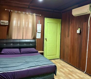 Kampung Pasir Hantu Hotel | AISHAH GUEST HOUSE