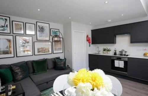 North Finchley Apartment | Aisiki Apartments at Stanhope Road, North Finchley, Airconditioned Multiple 2 or 3-Bedroom, Pet-Friendly Duplex Flats, King or Twin Beds with Free Wi-Fi