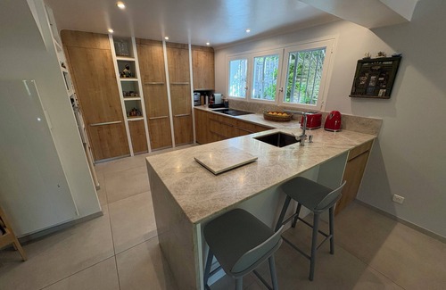 Sud House | Aix en Provence house south facing, shaded garden, swimming pool, view, very quiet