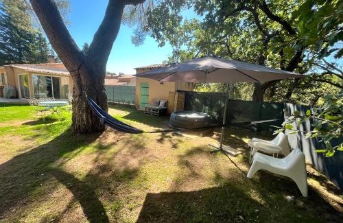 Est Apartment | Aix-en-Provence, Maison provençale au calme de la campagne avec Jacuzzi