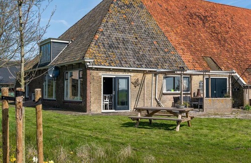 Lollum House | Akkerhorst boerderij Lollum in Friesland.