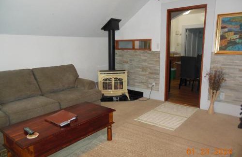 Alameda Apartment | Alameda 3BR Victorian Penthouse 2 blocks to downtown 3 blocks to the beach AC and free parking