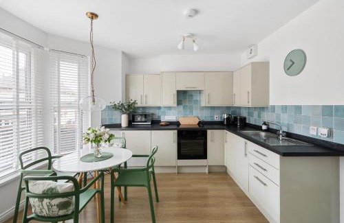 Roath Apartment | Albany 2 by Black Door Stays