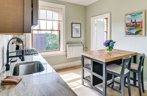 Albany Condo | Albany Vacation Rental w/State Capitol Views!