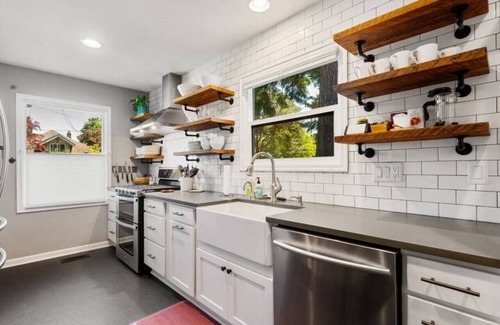 Concordia House | Alberta Arts w/Hot Tub & Yoga Studio!