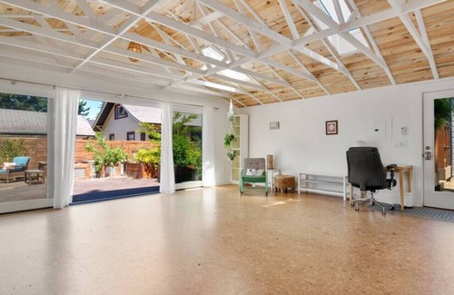 Concordia House | Alberta Arts w/Hot Tub & Yoga Studio!