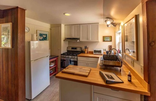 Little River House | Albion Little River Farmhouse: peaceful country retreat