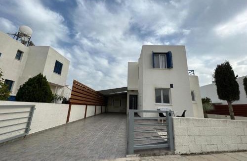Chlorakas House | Alex Holiday Home by the sea